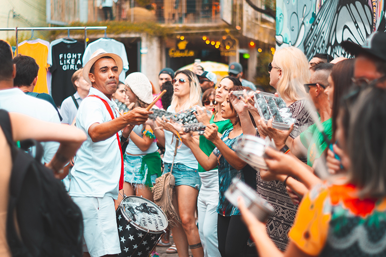Grupo de foliões comemorando o carnaval de rua.