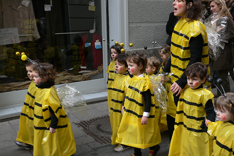 Crianças fantasiadas de abelha brincam o carnaval.