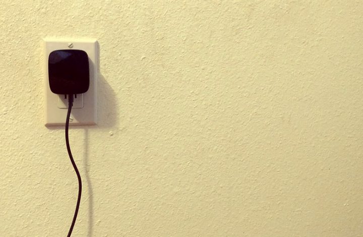 Cliente que comprou carregador em loja deve ser indenizado após ter pedido cancelado