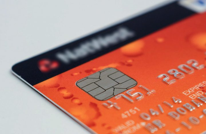 Banco deve indenizar mulher negativada devido a um cartão de crédito que nunca utilizou