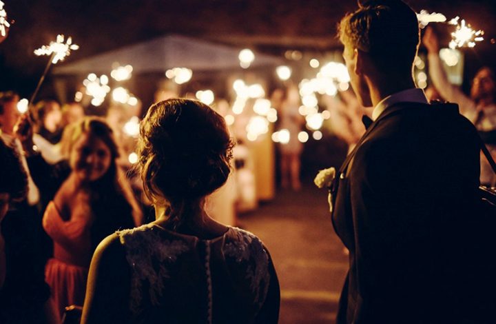 Noiva encomenda 100 copos personalizados para casamento e 28 chegam quebrados 
