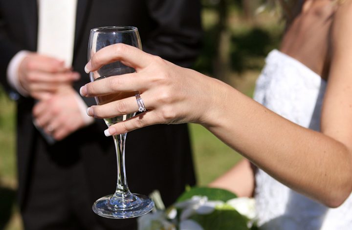 Oficial de registro que não compareceu a casamento cível deve indenizar o casal em R$ 3 mil