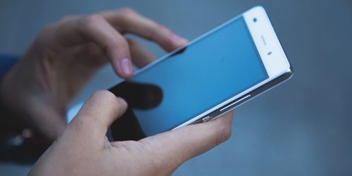 pessoa mexendo em celular