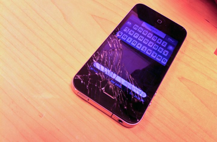 Mulher que teve celular danificado por companheiro em briga deve ser indenizada