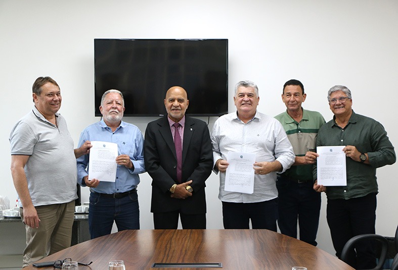 Representantes do judiciário capixaba e membros da sociedade civil reunidos para uma fotografia.