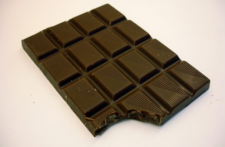 Consumidora deve ser indenizada em R$800 após encontrar larvas em chocolate