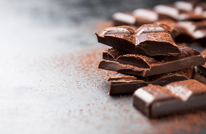 Consumidora que encontrou larva em chocolate deve ser indenizada em R$ 5 mil