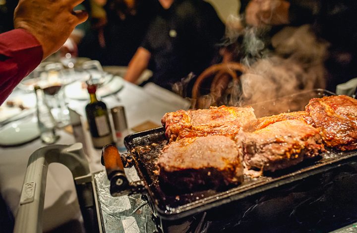 Homem deve receber indenização após ser agredido verbal e fisicamente em churrascaria