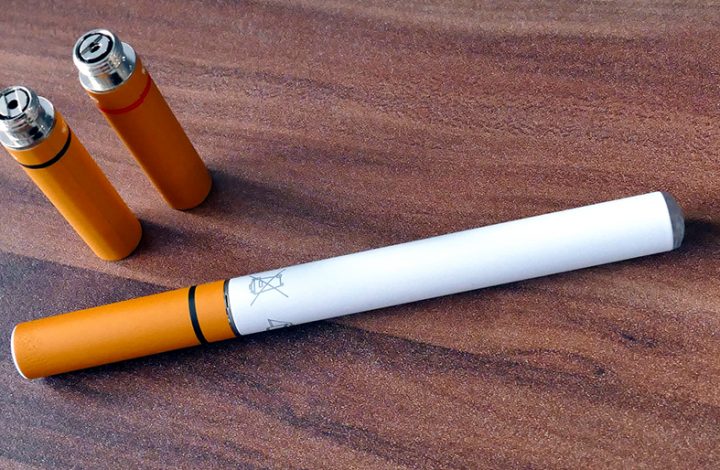 Companhia Aérea deve indenizar passageiros expulsos de avião por porte de cigarro eletrônico