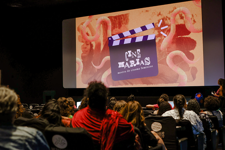 Plateia assiste à evento de cinema chamado Cine Marias.