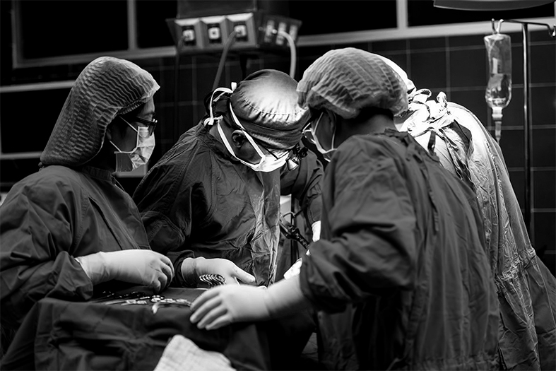 Médicos realizando cirurgia.
