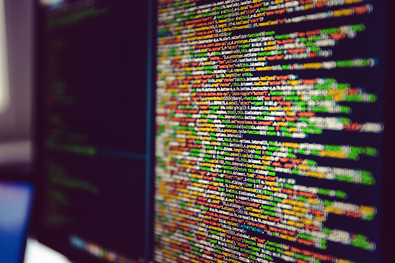 Tela de computador com múltiplas linhas de códigos de programação.