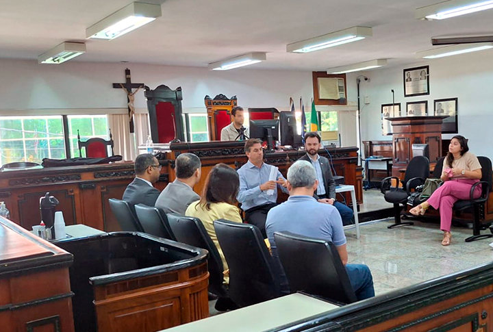 Reunião da Comissão de soluções fundiárias no fórum de Cachoeiro de Itapemirim/ES.
