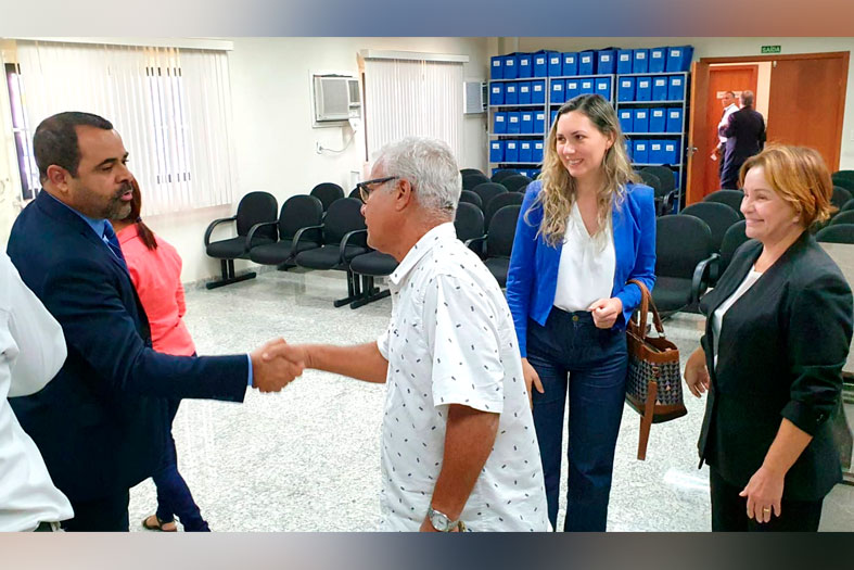Um magistrado aperta a mão de um morador durante uma desocupação bem sucedida na região de Boa Esperança/ES.
