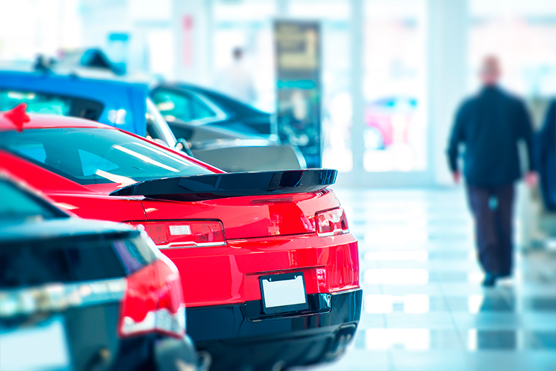 Detalhe de carros em concessionária.