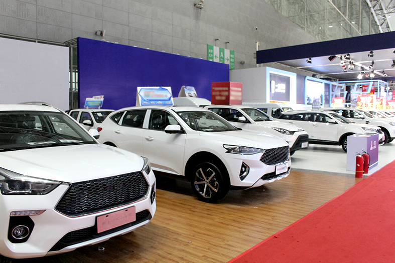 Carros exibidos em salão de concessionária.