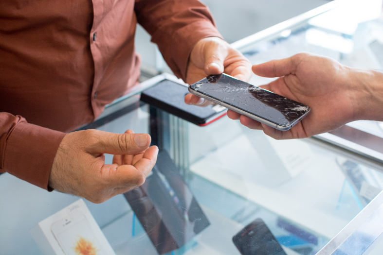 Pessoa comprando um aparelho celular.