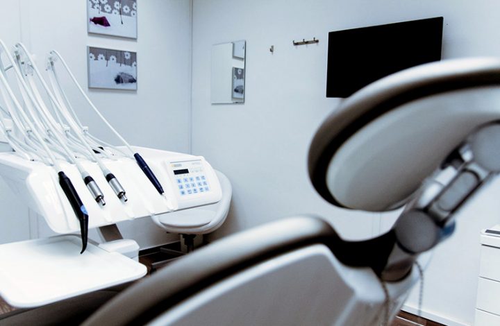 Beneficiária de plano odontológico que alegou falha em serviço tem pedido de indenização negado