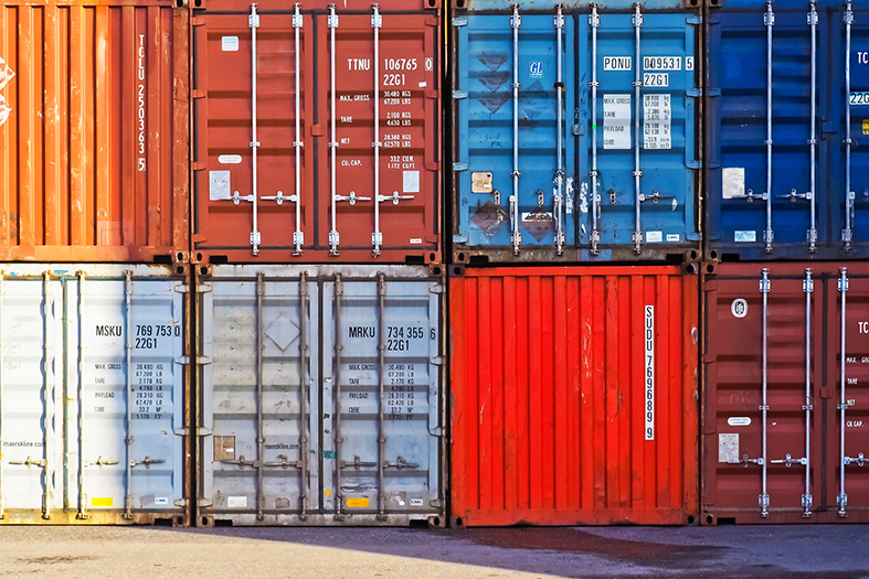 Containers empilhados.