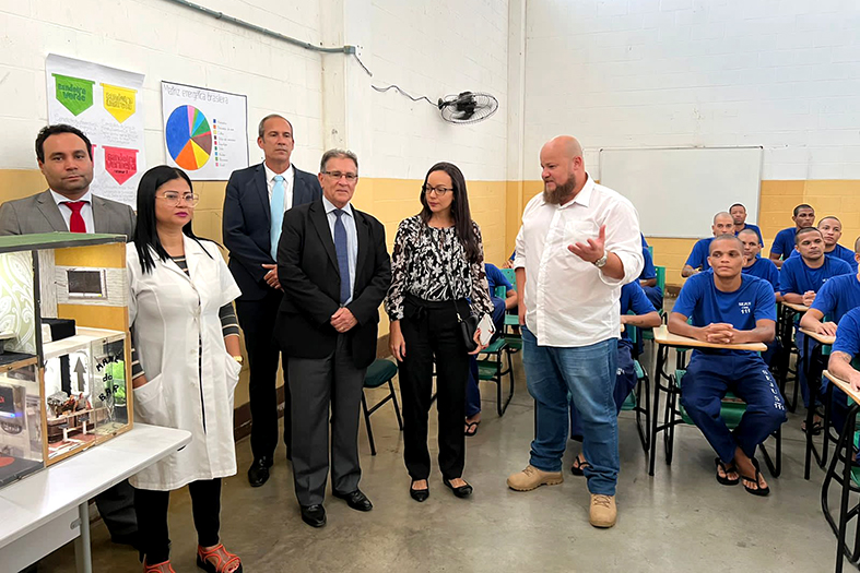 O corregedor-geral de Justiça, desembargador Carlos Simões Fonseca durante visita ao centro de detenção de linhares/es.