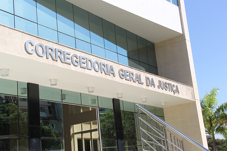 Detalhe da fachada do prédio sede da Corregedoria Geral da Justiça do Espírito Santo.