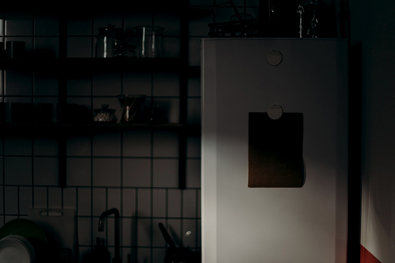 Cozinha com a luz artificial apagada.