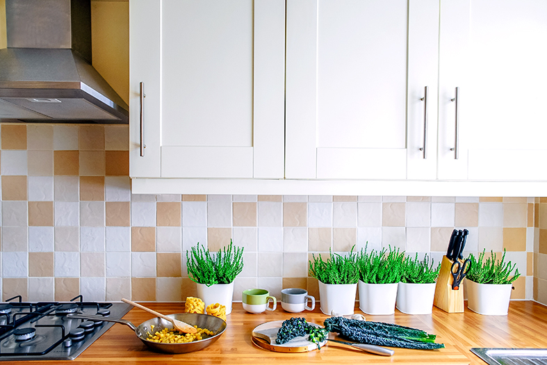 Detalhe de armários e utensílios de cozinha.