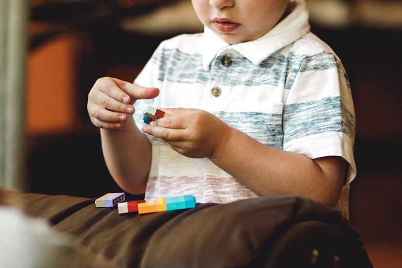 menino brincando com blocos de montar