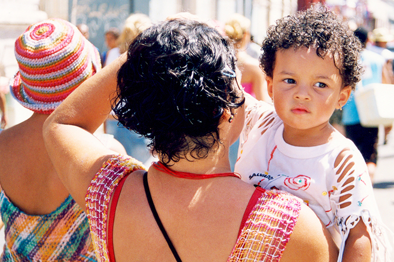 Mãe e filha em bloco de carnaval de rua.
