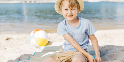 criança brincando na praia
