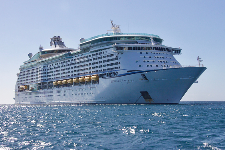 Navio de cruzeiro em alto mar.