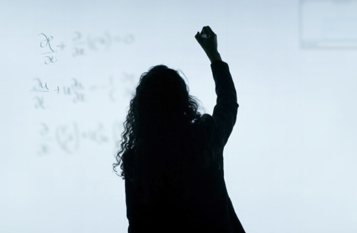 Instituição de ensino deve indenizar estudante após encerrar curso repentinamente