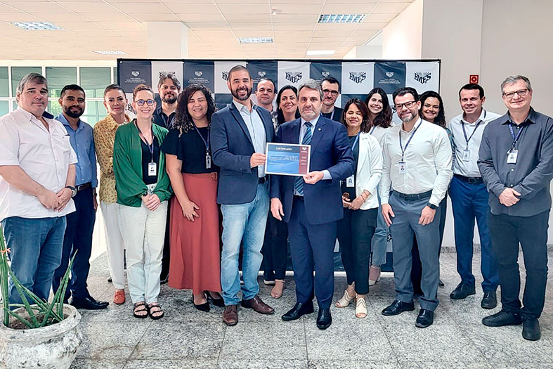 Alunos do curso de Gestão de Projetos posam para foto.