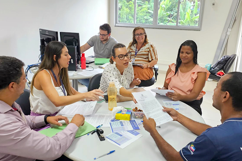 Aula prática em curso de mediação. Mediadores e Mediadoras realizam uma sessão assessorados pelos instrutores.