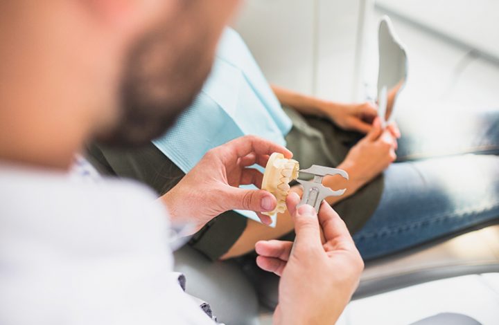 Clínica odontológica deve indenizar paciente em razão de dentadura que se soltava sem esforço