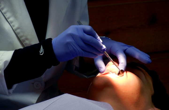 Clínica odontológica é condenada a indenizar cliente por extração dentária mal feita