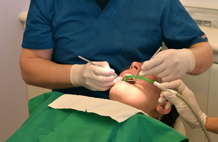 Paciente tem perda óssea dos dentes e será indenizada em R$ 10 mil por clínica odontológica