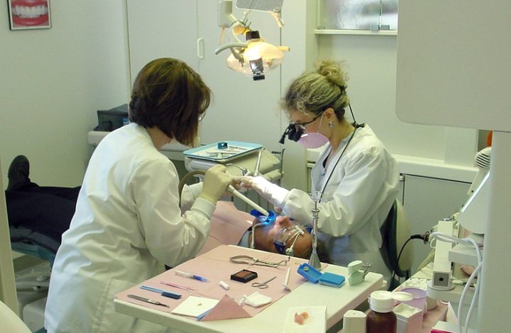 Clínica odontológica condenada a indenizar em R$ 44 mil paciente que teria ficado banguelo