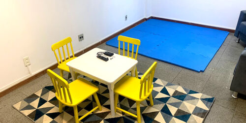 Sala de depoimentos especiais do fórum de Cachoeiro de Itapemirim. A sala conta com mobiliário adequado à crianças.