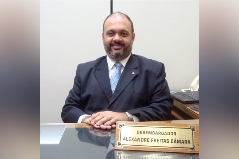 O desembargador do TJRJ, Alexandre Freitas Câmara, homem calvo de pele parda.