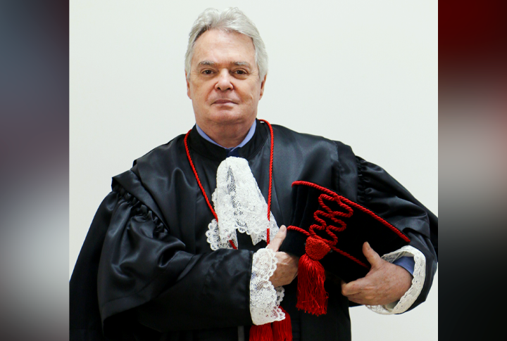 Desembargador aposentado Sérgio Bizzotto Pessoa de Mendonça, home de pele branca e cabelos brancos.