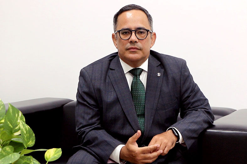 O desembargador Raphael Americano Câmara, homem de pele branca e cabelos na cor preta. Ele veste um terno na cor cinza chumbo.