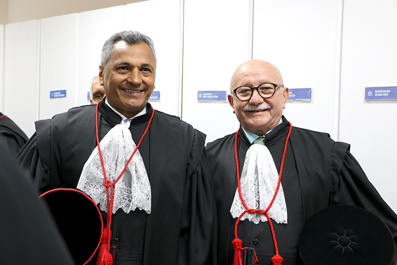 Dois desembargadores do judiciário capixaba posam para foto trajando becas.