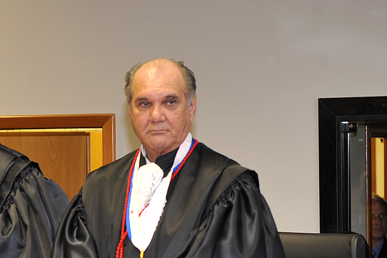 desembargador benício ferrari, com fisonomia séria, está trajando a tradicional beca usada nas sessões do tribunal de justiça.