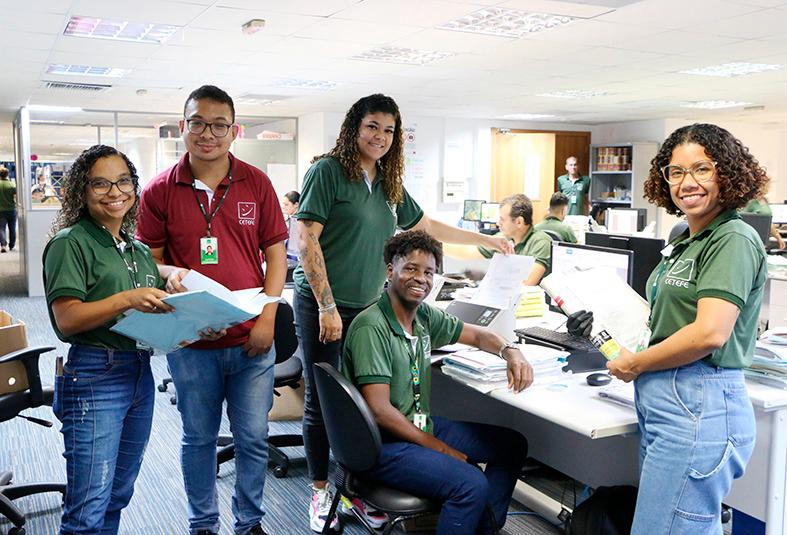 Colaboradores da CETEFE posam para foto.