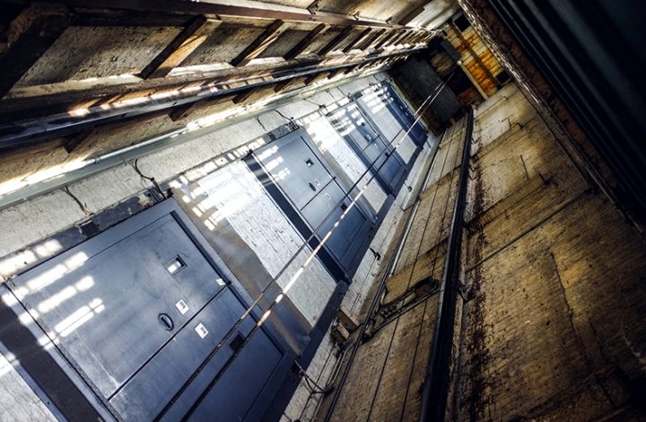 Negada indenização a estudante que ficou presa em elevador de faculdade após pane de energia