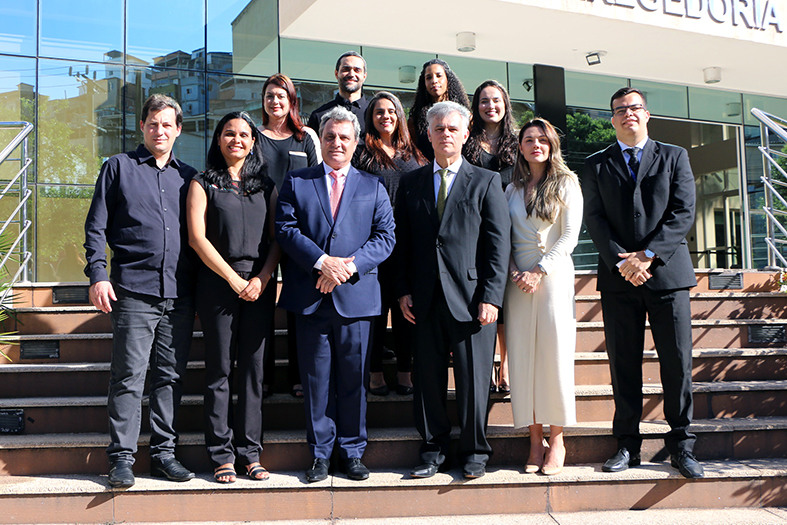 Equipe da Escola da Magistratura do Espirito Santo - EMES, reunida para um foto.