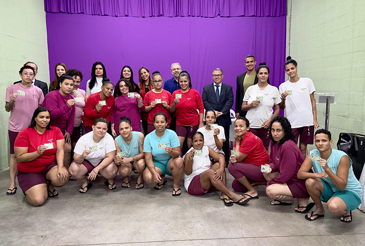Internas do Sistema Prisional posando com suas novas carteiras de identidade