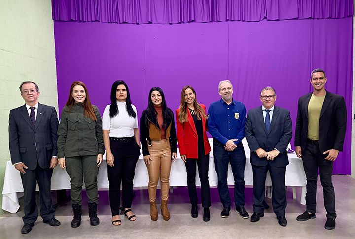 Autoridades reunidas para foto no evento