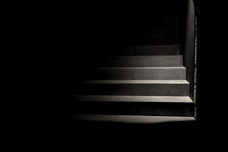 um lance de escadas mal iluminado